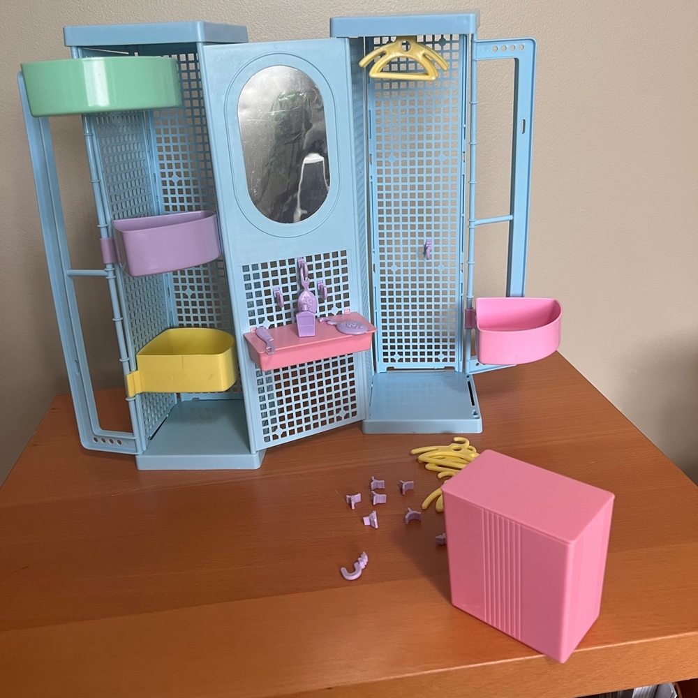 Barbie Skipper Closet Carrier